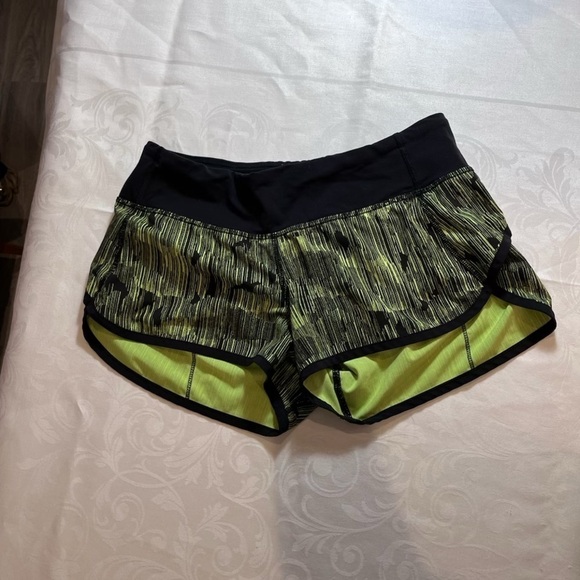 Lululemon Speed Short Size 4
Down Pour Lime Light / Black
W7A19S - Picture 1 of 6